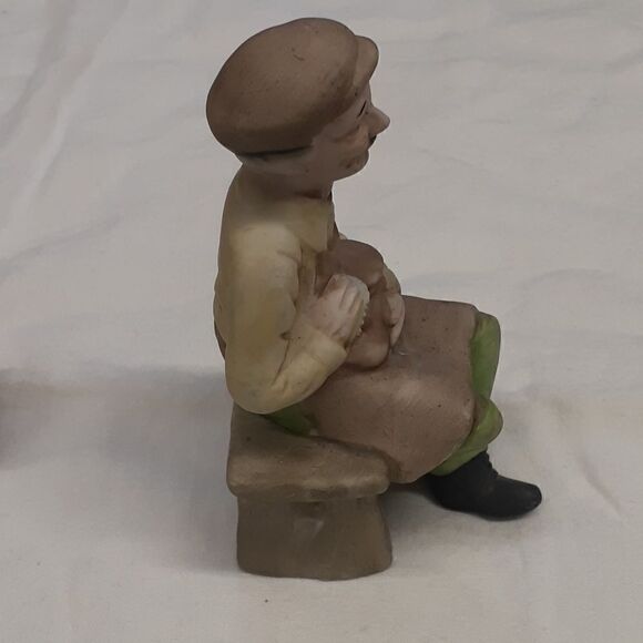 Pair of vintage ceramic figurines: old woman peeling apples and man scrubbing. - Picture 10 of 13